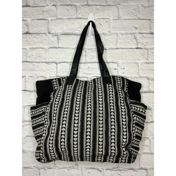 Black and white arrow print tote. - Picture 1 of 4